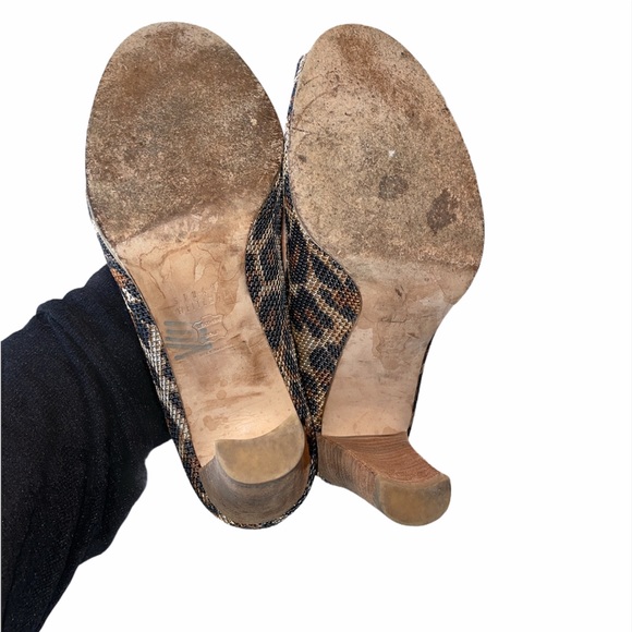 Stuart Weitzman leopard print peep toe pumps - Picture 3 of 4